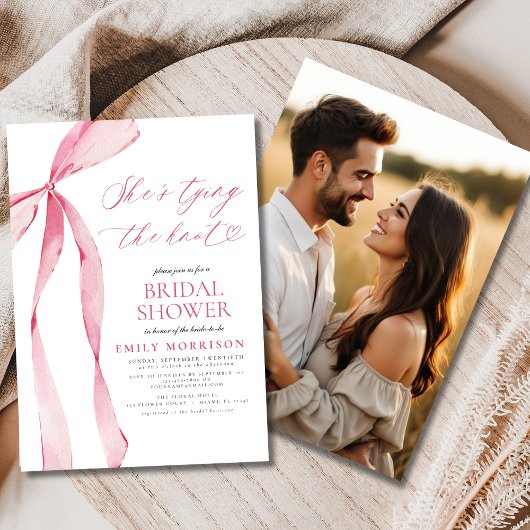 Roze strik Ze is het knopen van de knoop Foto Vrij Kaart