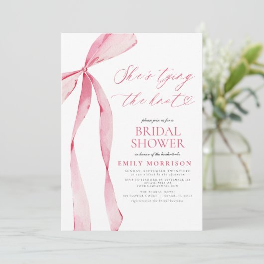 Roze strik Ze is het knopen van de knoop Foto Vrij Kaart (Staand voorkant)