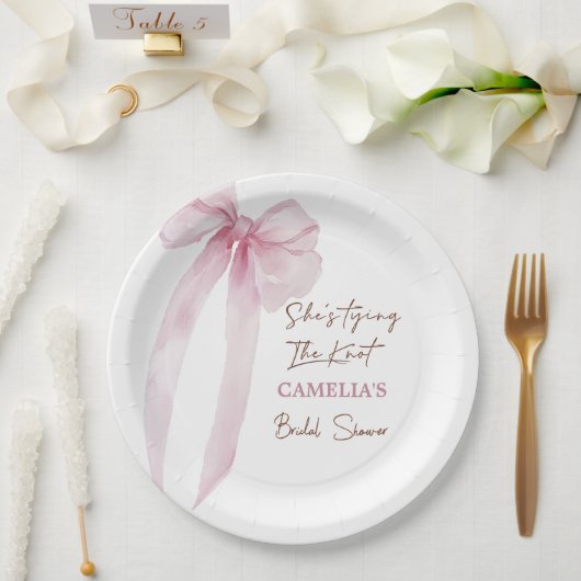 Roze Strik Zij Krijgt De Knoop Bruidsfeest Papieren Bordje (Huwelijk)