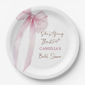 Roze Strik Zij Krijgt De Knoop Bruidsfeest Papieren Bordje (Voorkant)