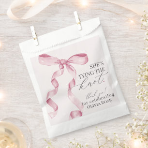 Roze strikje dat de knoop doorhakt bruidsfeest des bedankzakje