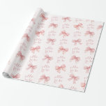 Roze striknaam cadeaupapier<br><div class="desc">Maak uw cadeau-geven nog specialer met dit gepersonaliseerde roze strik inpakpapier met een delicaat patroon van zachte roze strikken en de optie om een aangepaste naam toe te voegen! De elegante roze bogen, prachtig gerangschikt op een witte achtergrond, zijn ideaal voor bruiloften, vrijgezellenfeesten, baby showers, verjaardagen en andere speciale gelegenheden....</div>