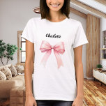 Roze striknaam t-shirt<br><div class="desc">Voor een licht T-shirt. Versierd met een roze boog. Personaliseer en voeg jouw naam toe. Zwarte tekst.</div>