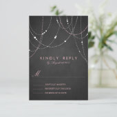 Roze String Lights Chalkboard Wedding RSVP Kaart (Staand voorkant)