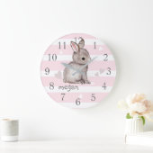 Roze Stripes Gray Bunny Nursery Wall Clock Grote Klok (Huis)