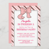 Roze Stripes Ribbon en Bow Birthday Invitation Kaart (Voorkant / Achterkant)