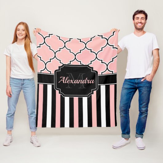 Roze strips en quatrefoil fleece deken (In situ)