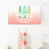Roze Surfs Up Surfboard Verjaardag Spandoek (Insitu)