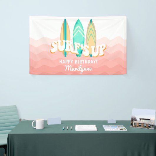 Roze Surfs Up Surfboard Verjaardag Spandoek (Beurs)