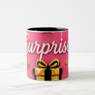 Roze "Surprise!" Cadeau Doos Sticker – Feestelijk Tweekleurige Koffiemok