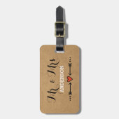 Roze Sweethearts & Arrows Rustic Surname Mr & Mrs. Bagagelabel (Voorkant verticaal)