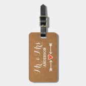 Roze Sweethearts & Arrows White Surname Mr & Mrs. Bagagelabel (Voorkant verticaal)