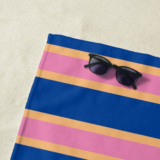 Roze Tangerine White Modern Preppy Stripes Beach Strandlaken (In situ)