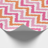 Roze Tangerine Zigzags Ikat Pattern Cadeaupapier (Hoek)