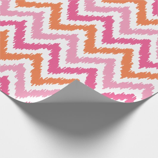 Roze Tangerine Zigzags Ikat Pattern Cadeaupapier (Hoek)