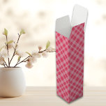 Roze Tartaar plaid zomer Wijn<br><div class="desc">Maak je klaar om een scheutje zomerplezier toe te voegen aan je bijeenkomsten met onze OPink Tartar plaid wijnbox! Deze stijlvolle doos is de perfecte manier om je favoriete wijnfles te cadeaus bij elke zomergelegenheid, van picknicks tot barbecues. Het levendige OPink Tartar plaid design brengt een vleugje zomerse zonneschijn in...</div>