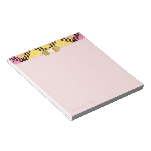 Roze Tartan Golden Script Naam Monogram Abrikozen Notitieblok (Schuin)