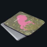 Roze tas met opening bovenaan en Camouflage Electr<br><div class="desc">Een elektronicazak met een afbeelding van een roze hertenkop boven een achtergrond van camouflage.  Personaliseer met jouw naam.</div>