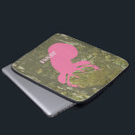 Roze tas met opening bovenaan en Camouflage Electr<br><div class="desc">Een elektronicazak met een afbeelding van een roze hertenkop boven een achtergrond van camouflage.  Personaliseer met jouw naam.</div>