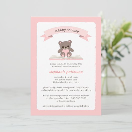 Roze Teddybeer brengt een Boek-Baby shower Uitnodi Kaart (Staand voorkant)