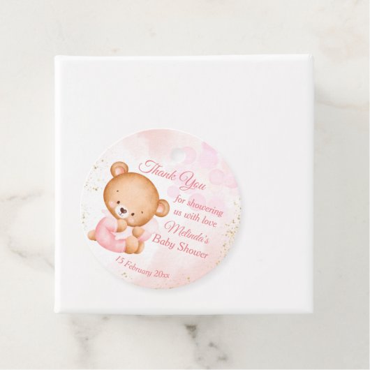 Roze teddybeer met een kussen baby shower bedankjes labels (In situ)