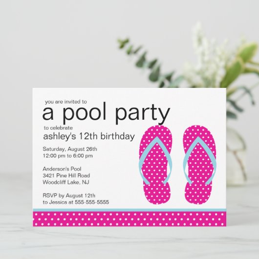 Roze Teenslippers Pool Party Invitation Kaart (Staand voorkant)