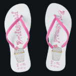 Roze Teenslippers van het Heart Cupcake Bridesmaid<br><div class="desc">Teenslippers hebben een originele markeringsillustratie van een cupcake met vorst,  sproinkles en een roze hart,  met BRIDESMAID in een leuk roze lettertype.</div>