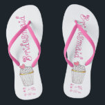Roze Teenslippers van het Heart Cupcake Bridesmaid<br><div class="desc">Teenslippers hebben een originele markeringsillustratie van een cupcake met vorst,  sproinkles en een roze hart,  met BRIDESMAID in een leuk roze lettertype.</div>