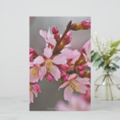 Roze tegen een grijze hemel Japanse Cherry Blossom Briefpapier (Staand voorkant)
