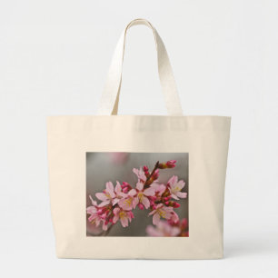 Roze tegen een grijze hemel Japanse Cherry Blossom Grote Tote Bag