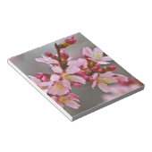 Roze tegen een grijze hemel Japanse Cherry Blossom Notitieblok (Schuin)