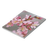 Roze tegen een grijze hemel Japanse Cherry Blossom Notitieblok (Linkerzijde)