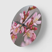 Roze tegen een grijze hemel Japanse Cherry Blossom Ronde Klok (Hoek)