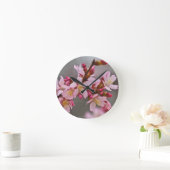 Roze tegen een grijze hemel Japanse Cherry Blossom Ronde Klok (Huis)