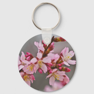 Roze tegen een grijze hemel Japanse Cherry Blossom Sleutelhanger