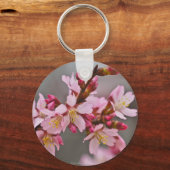 Roze tegen een grijze hemel Japanse Cherry Blossom Sleutelhanger (Voorkant)