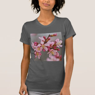 Roze tegen een grijze hemel Japanse Cherry Blossom T-shirt