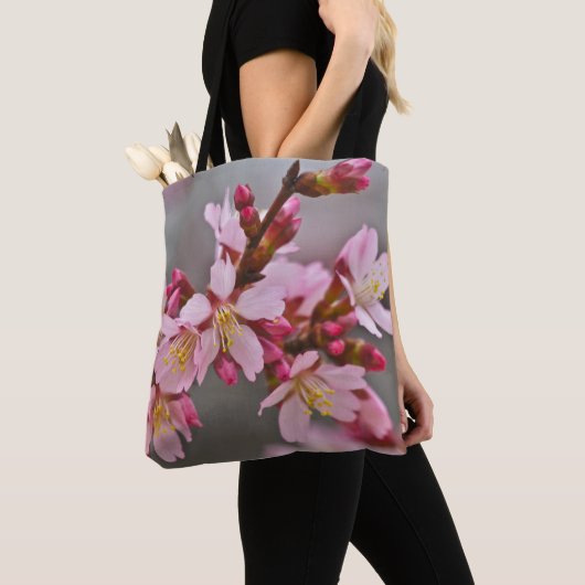 Roze tegen een grijze hemel Japanse Cherry Blossom Tote Bag (Dichtbij)