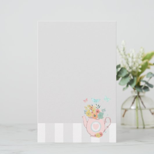 Roze theepot met bloemen en vlinders briefpapier (Staand voorkant)