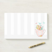 Roze theepot met bloemen en vlinders post-it® notes (Op bureau)