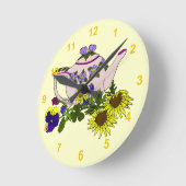 Roze theepot met bloemen op geel ronde klok (Hoek)