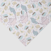 roze theepotten en blauwe bekertjes op wit tissuepapier (Detail)