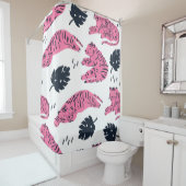 Roze tijger ligt in verschillende posities. Tropis Douchegordijn (In situ)