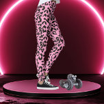 Roze tijgerprint leggings<br><div class="desc">Roze luipaard print leggings zijn een gedurfde en modieuze keuze met een levendige lichte roze achtergrond en een ingewikkeld luipaard print patroon. De unieke combinatie van de opvallende roze kleur en de klassieke luipaardprint creëer is een boeiende versmelting van moderne en animalistische esthetiek. Deze leggings zijn veelzijdig, geschikt voor zowel...</div>