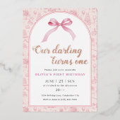 Roze Toile Coquette Bow 1st Verjaardag Meisje Folie Uitnodiging (Voorkant)