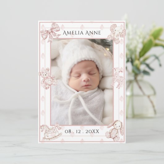 Roze Toile Elegante Baby Meisje Geboorteaankondigi Kaart (Staand voorkant)