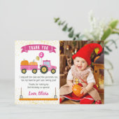Roze tractor Pumpkin Autumn Birthday Foto Bedankkaart (Staand voorkant)
