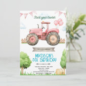 Roze tractor verjaardagsfeest uitnodiging (Staand voorkant)