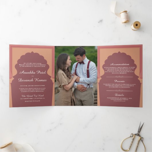  Roze Traditionele Indische Boog Bruiloft Drieluik Uitnodiging (Binnen)