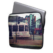 Roze tram laptop sleeve (Voorkant Links)